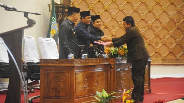 Penyerahan pandangan salah satu fraksi di DPRD Kota Jambi kepada pimpinan sidang.